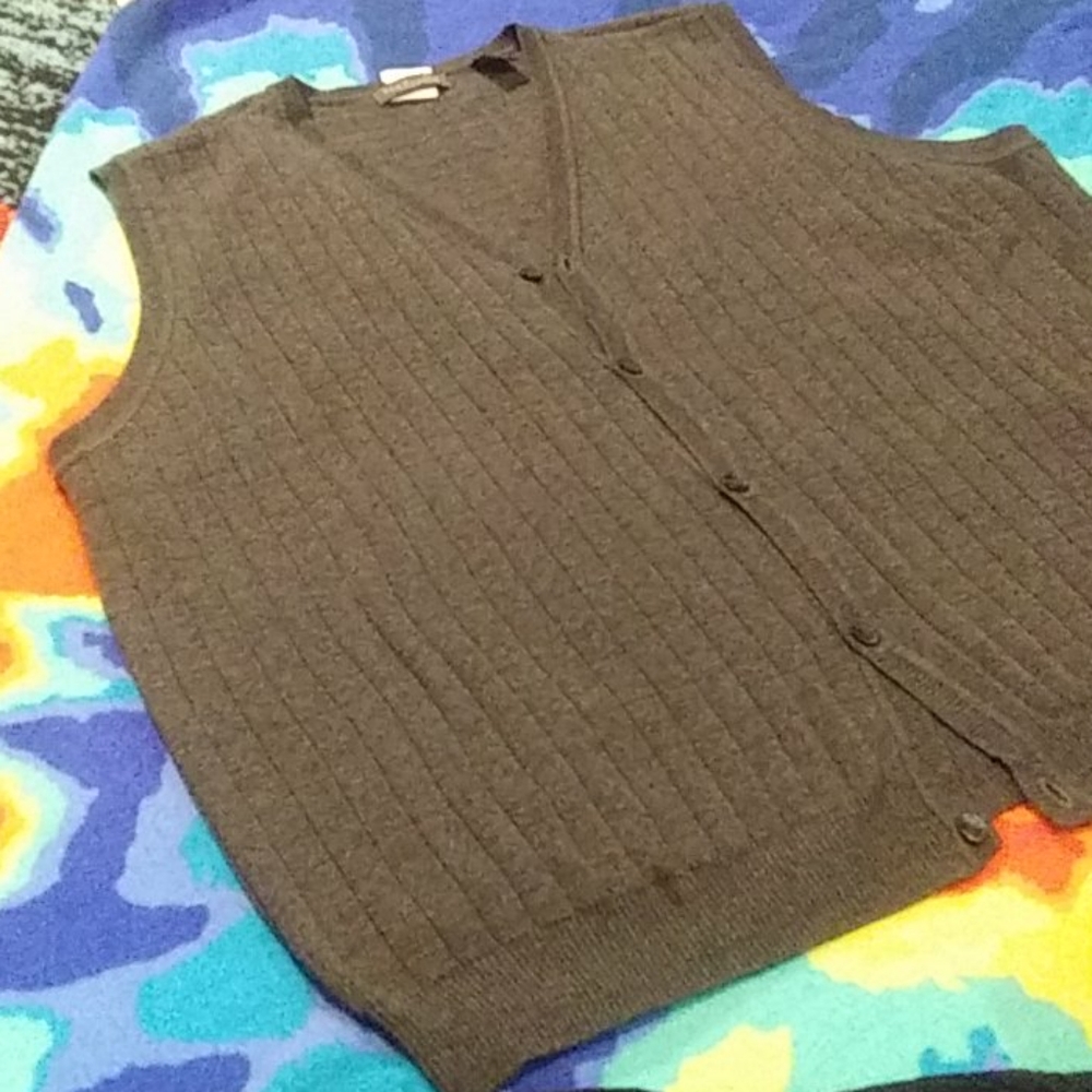 Sweater vest like new